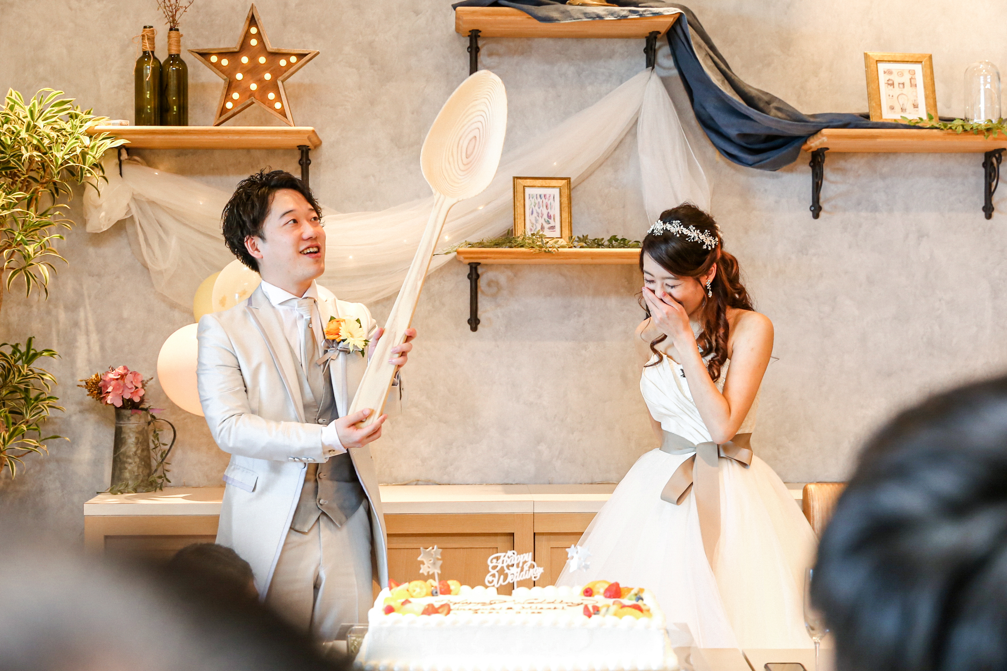 結婚式のウェディングケーキ演出 ファーストバイトの豆知識や 幸せの足跡 について 結婚式 写真 前撮り コマーシャルフォト ムービーなら神奈川県横浜市のインプルーブ